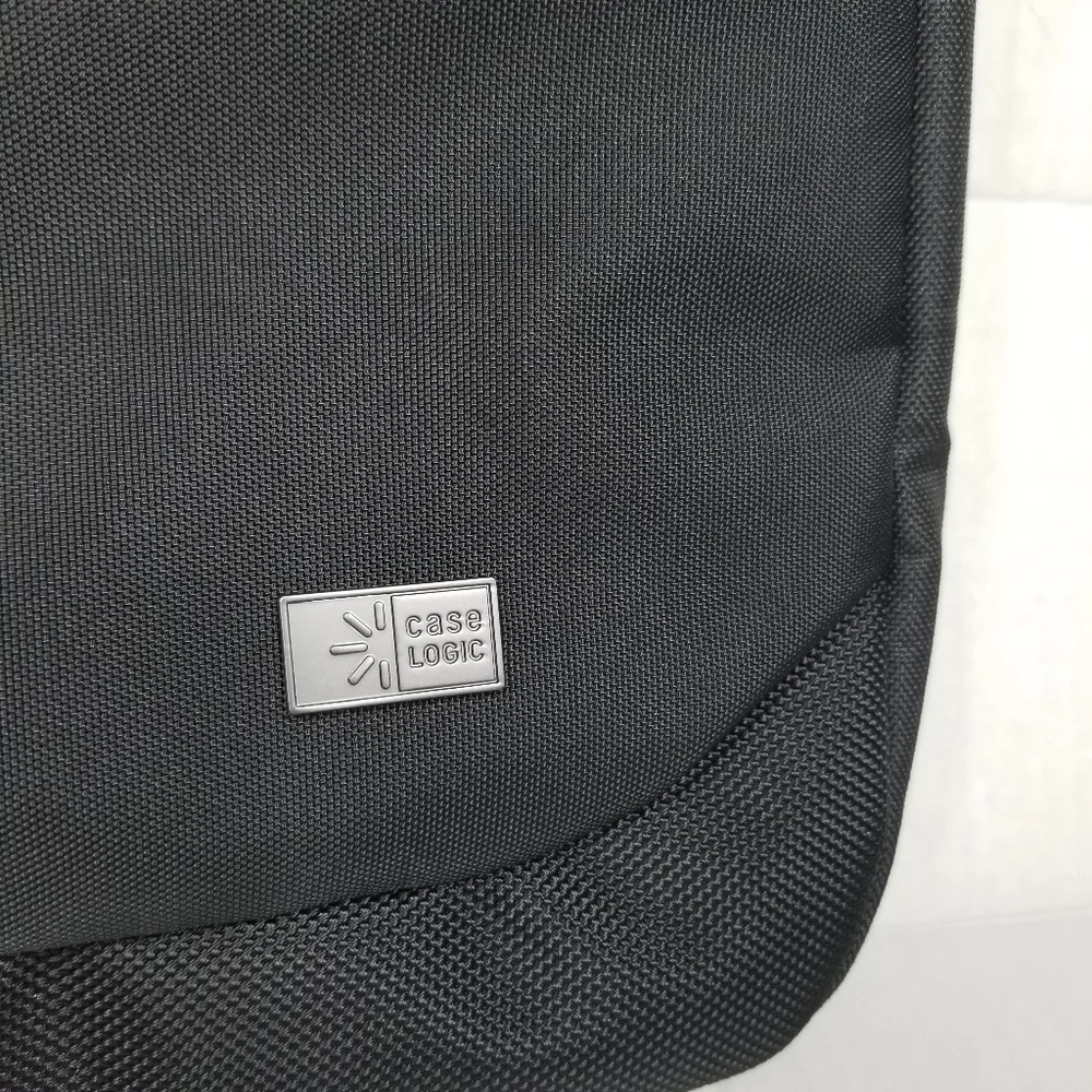 New! Case Logic 3203986 Advantage 14 Black Tablet Laptop Shoulder Messenger Bag